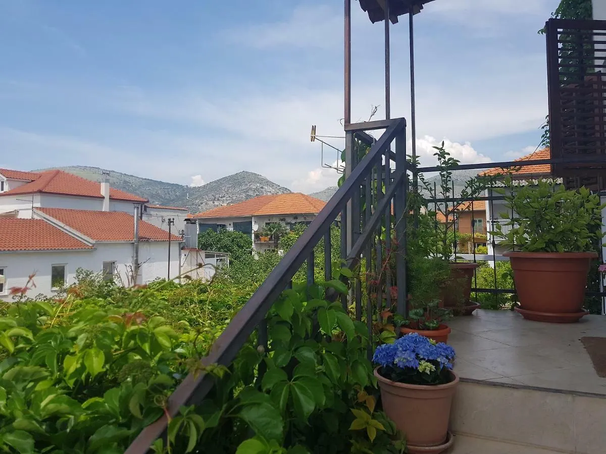 Lora Apartment Trogir 0*,